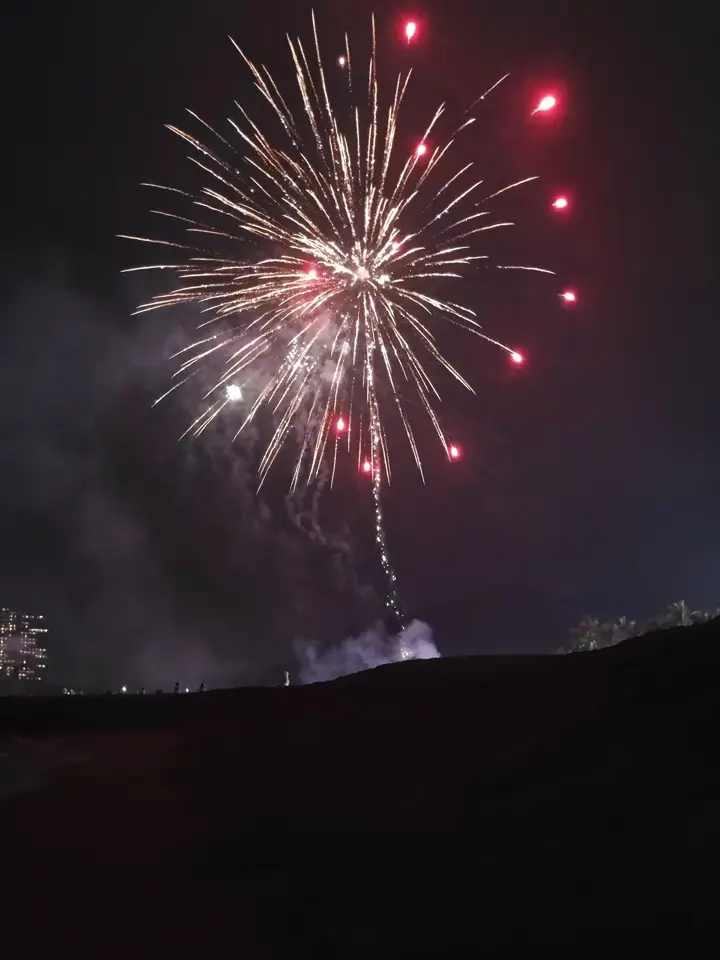 沙滩夜色与烟花
