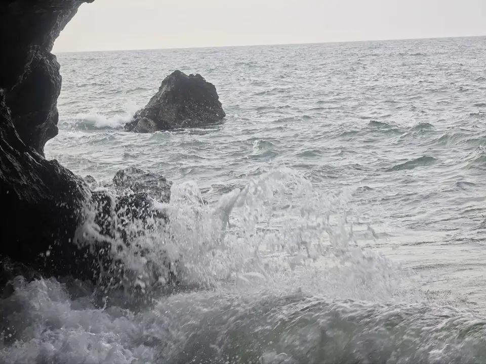 洞口外的礁石与海浪