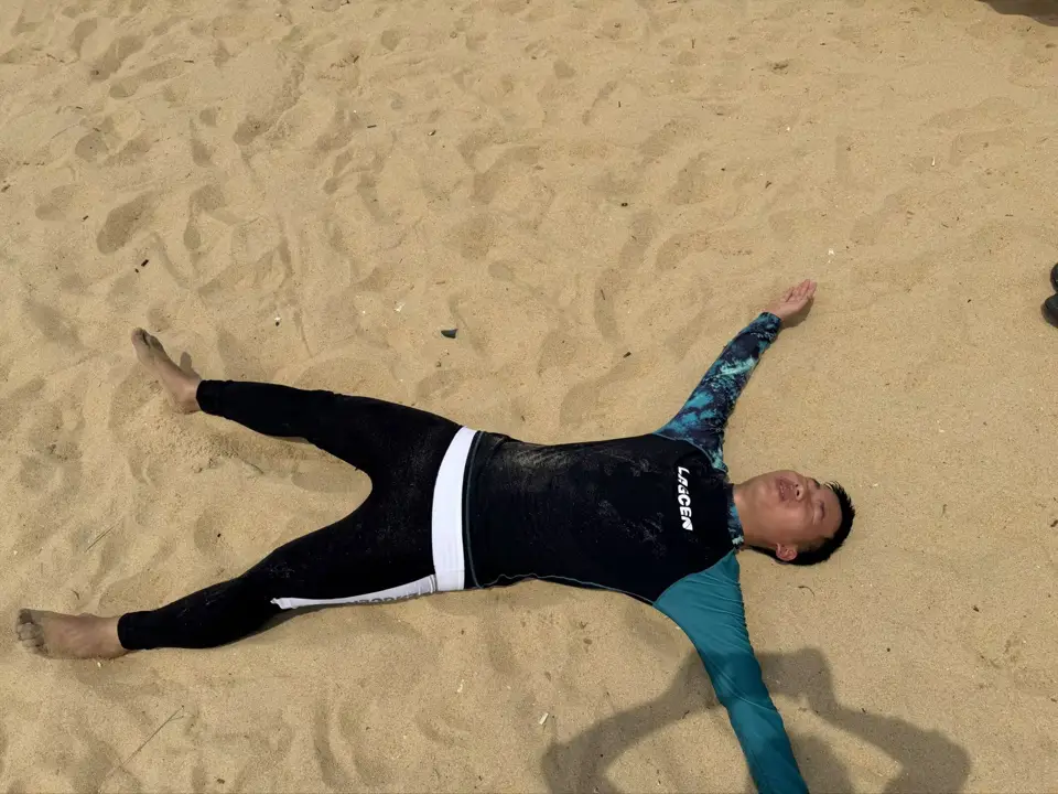 沙滩、冲浪板与合影