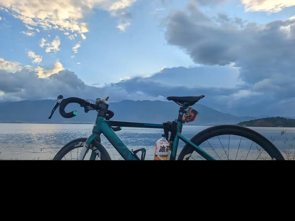 骑行与湖畔
