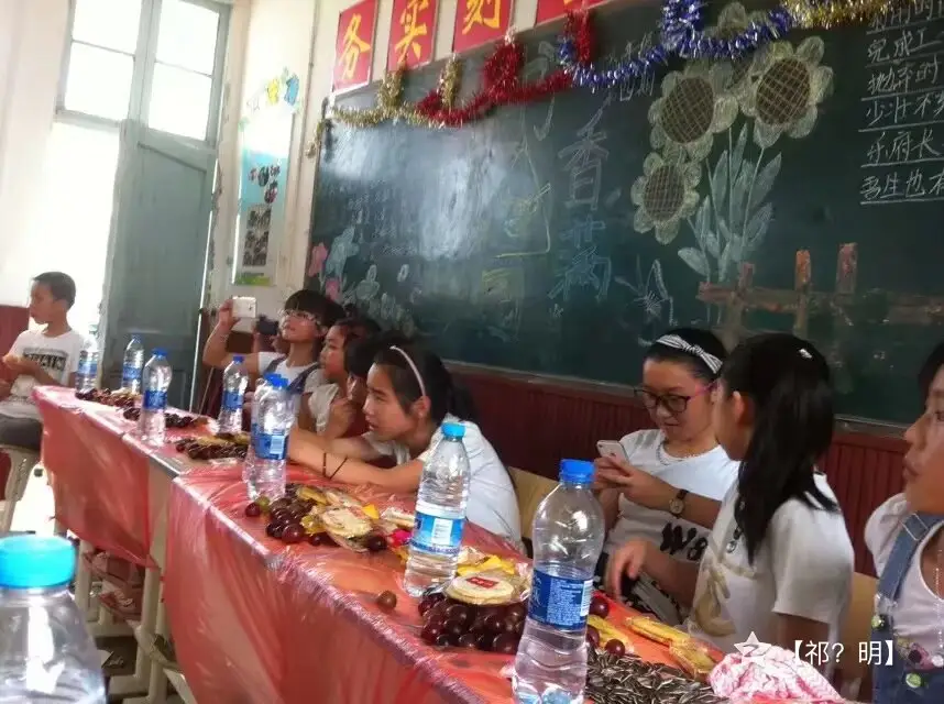 桌边的童年时光