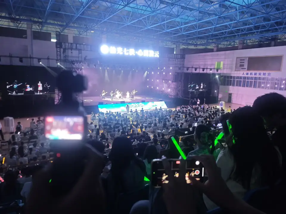演出与人群