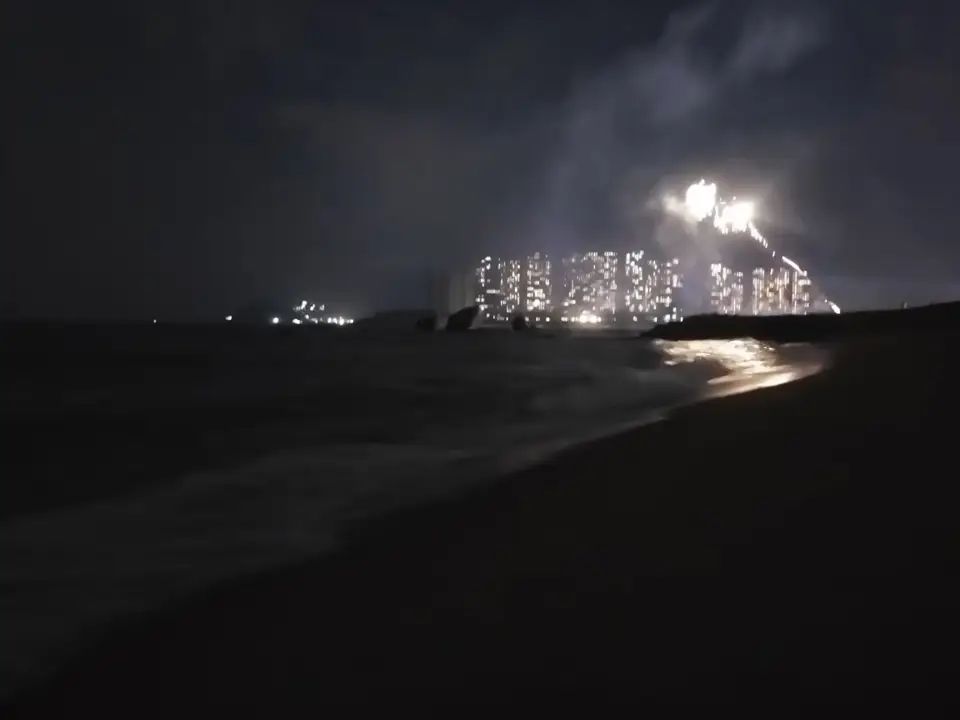 沙滩夜色与烟花